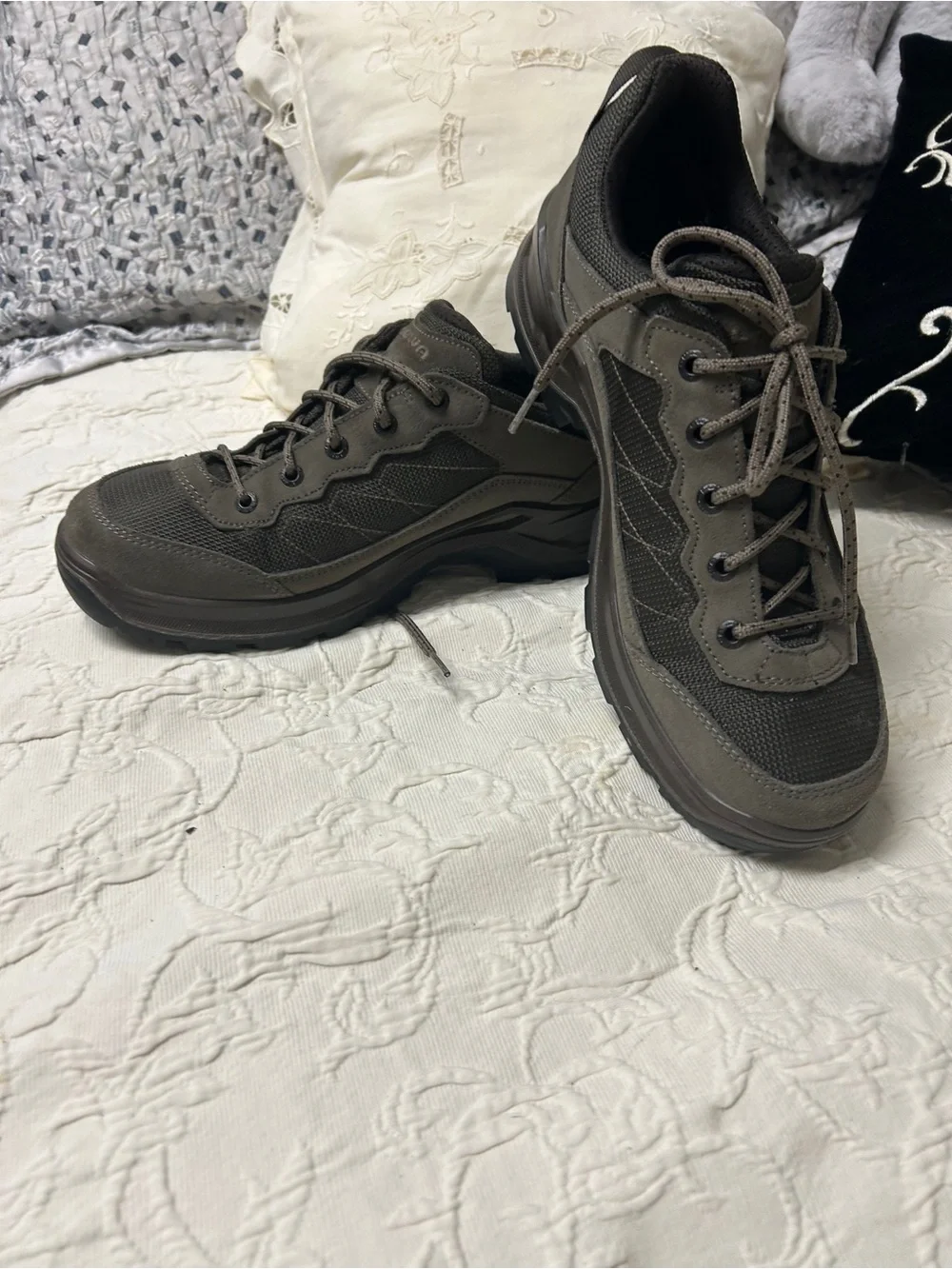 Lowa Men's hiking shoes Taurus Pro GTX Lo- taupe. Worn once to gear test.